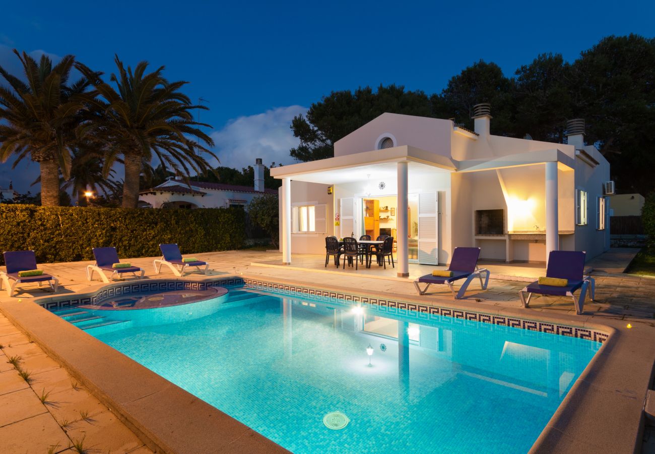 Villa en Cala Blanca - Villa de 4 habitaciones toda en planta baja con piscina privada, wifi y aire acondicionado en dormitorios