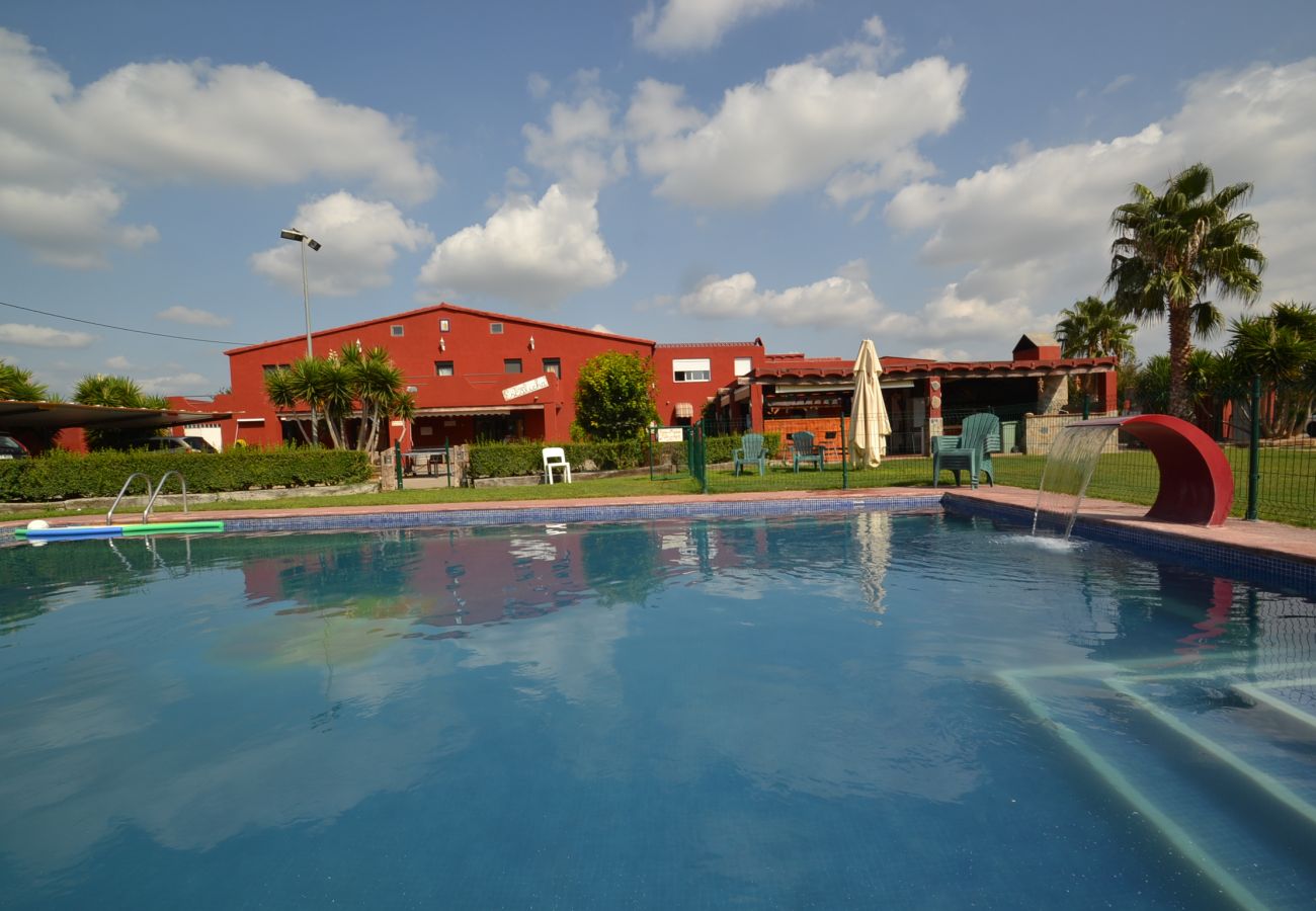 Casa rural en Cambrils - Finca Miguel:Propiedad privada 30héctareas con piscina,terrazas,juegos, pistas deportes-Wifi,A/C,Ropa incluidos-4km playas de Cambrils y Salou