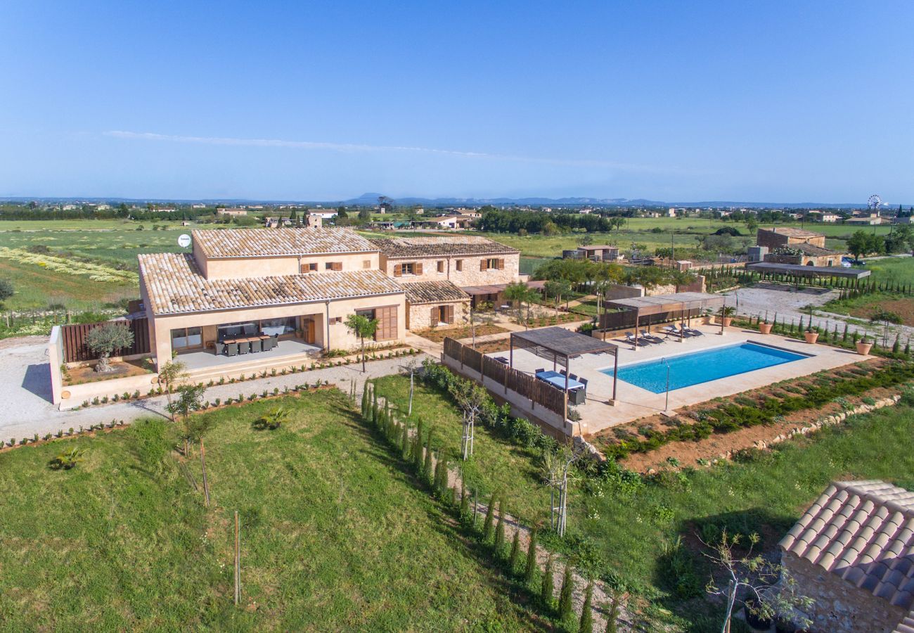Villa alquiler vacaciones Mallorca piscina naturaleza