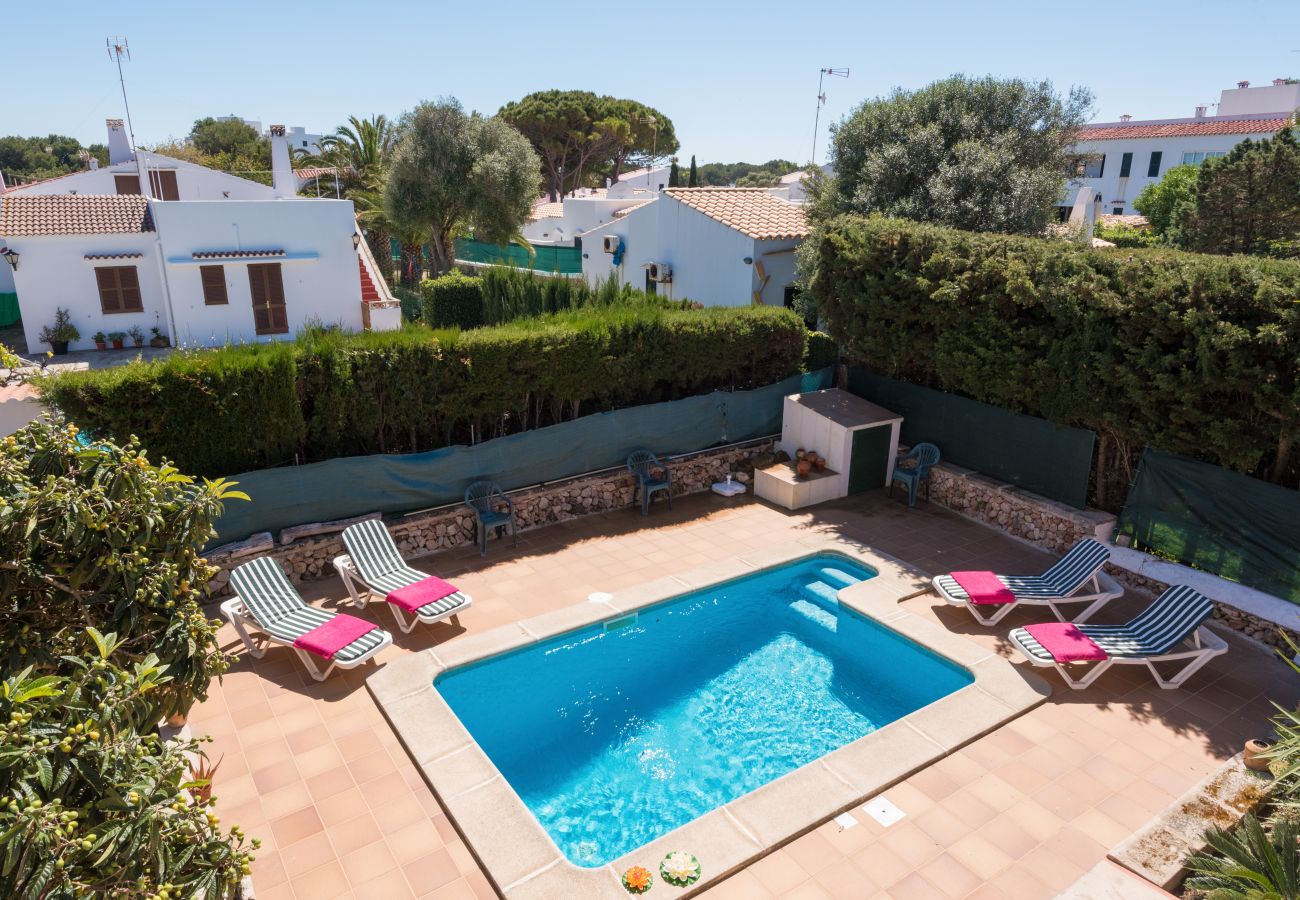 Villa en Ciutadella de Menorca - Cómoda villa privada en la urbanización de Calan Blanes, situada en zona residencial muy tranquila. Piscina privada.
