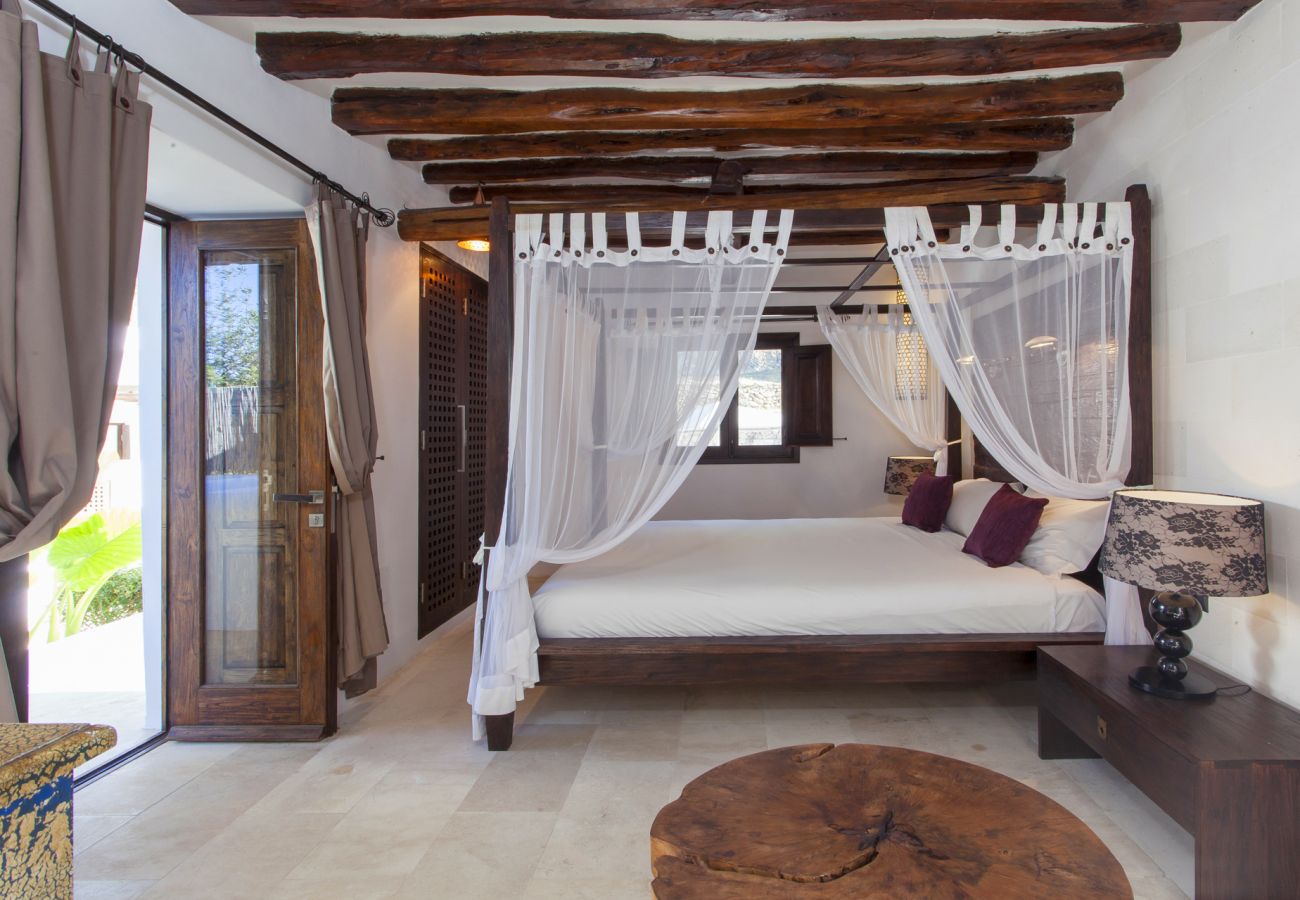 Dormitorio vigas villa Lujo Vacaciones Ibiza
