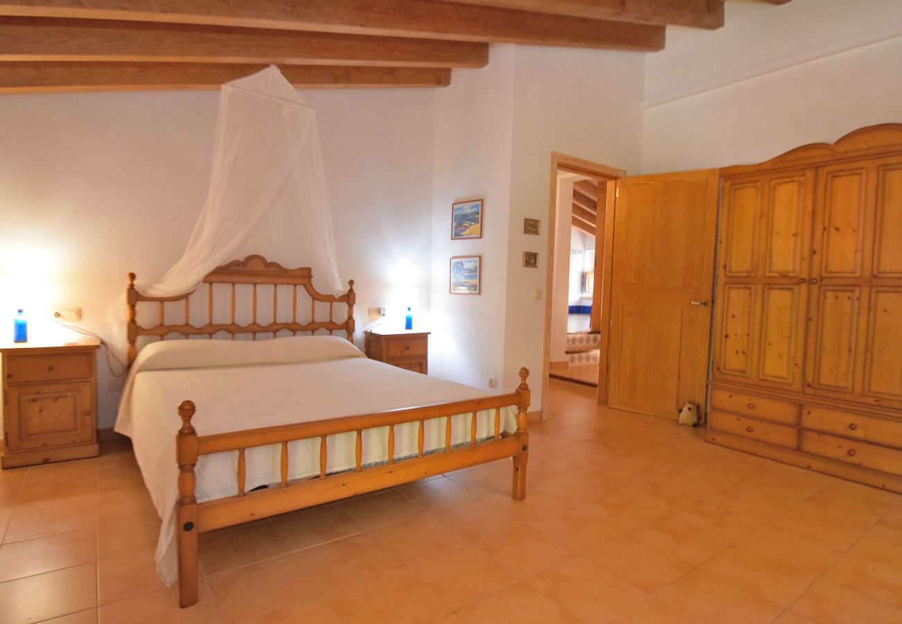Dormitorio doble de la villa en Alcudia