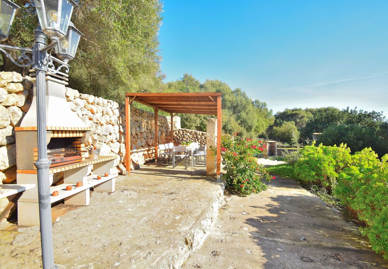 La villa en Alcudia tiene terraza con barbacoa