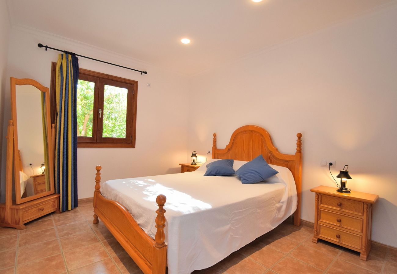 Dormitorio con mucha luz de la villa en Sineu