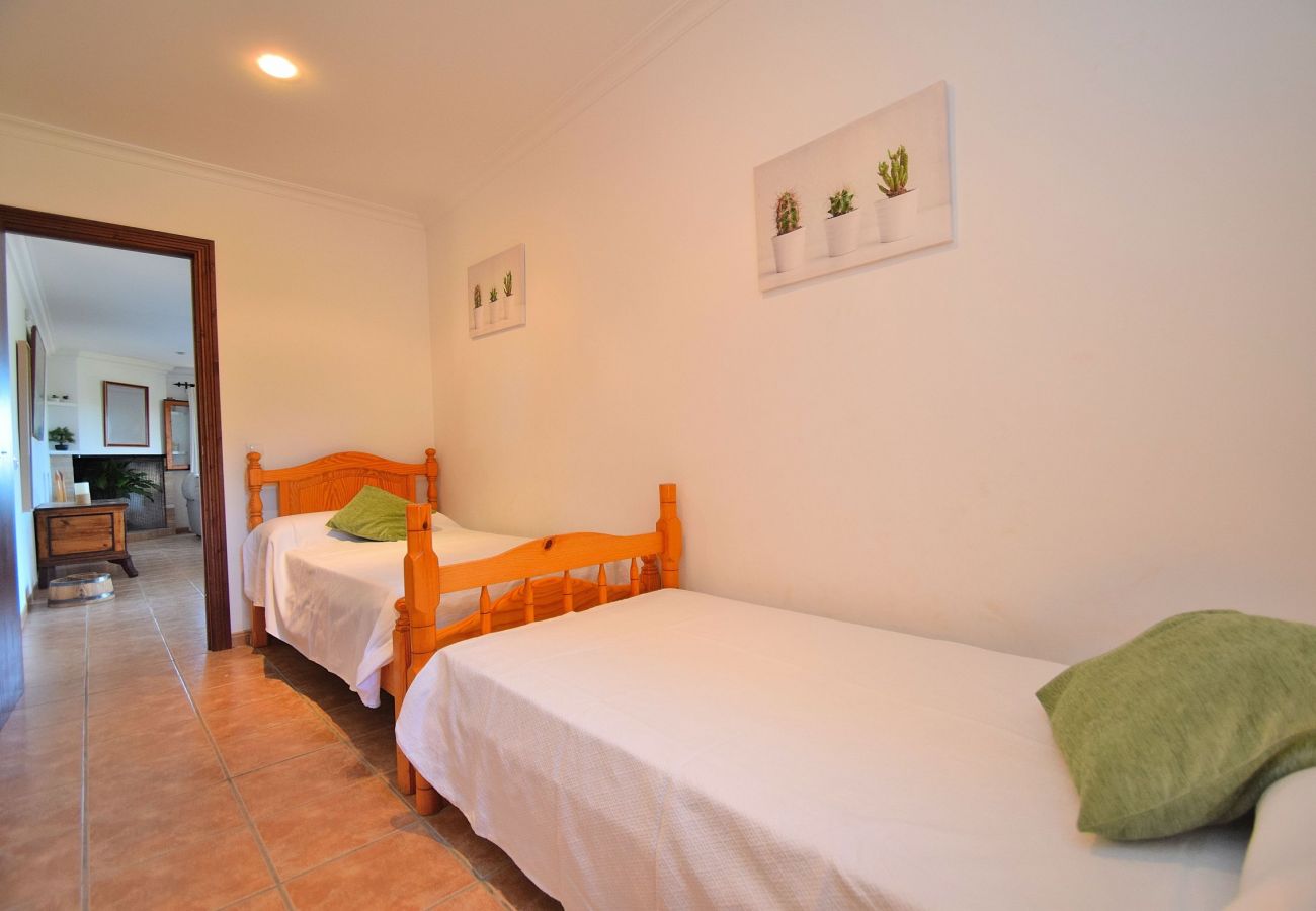 Habitacion con dos camas de la villa en Sineu