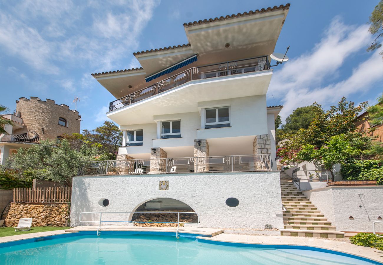 Villa en Tarragona - TH128 Gran casa de 4 dormitorios con piscina con vistas al mar.