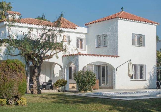 Villa en Cambrils - TH11 Una bella casa rodeada de hermoso jardin  en la  playa Ardiaca.