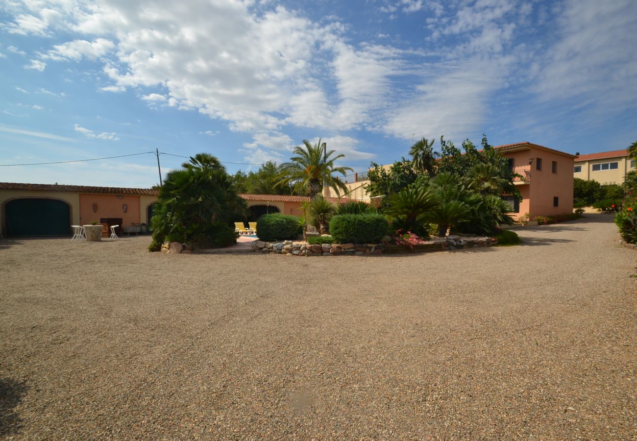 Cottage in Les borges del camp - Mas Teo:3.500m2 Farmhouse with pool,garden-9bedrooms-Near Salou&Cambrils beaches