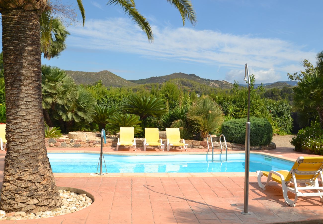 Cottage in Les borges del camp - Mas Teo:3.500m2 Farmhouse with pool,garden-9bedrooms-Near Salou&Cambrils beaches
