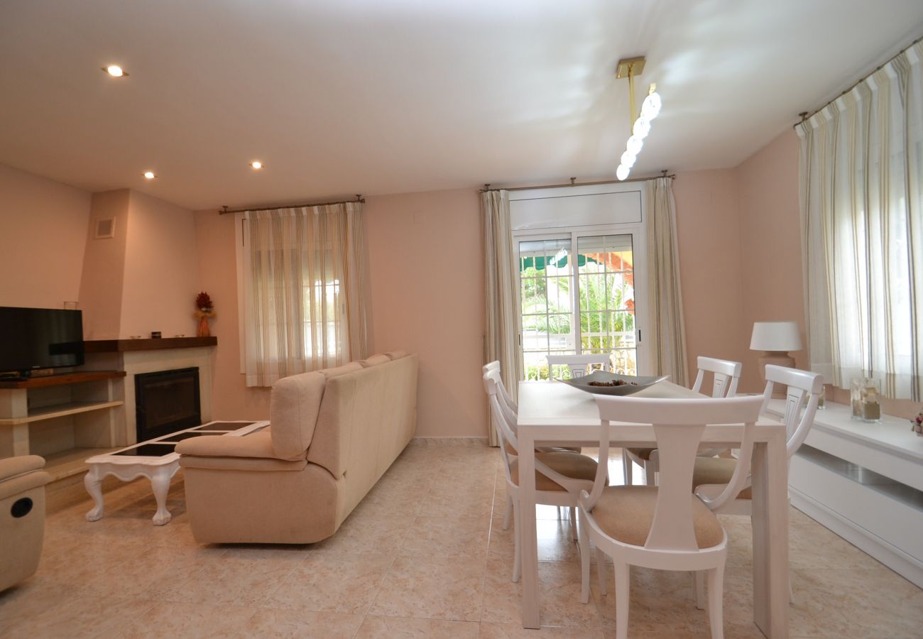 Villa in Cambrils - Villa Cuco: Cute air conditionned house with garden and children pool-400m Cambrils beach-Free Wifi