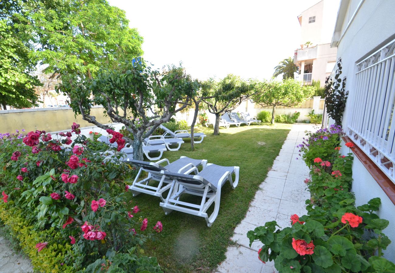 Villa in Cambrils - Villa Alicia:Air-conditioned-Private garden-240m at Cambrils beach and promenade-Free Wifi,Linen,Pk 