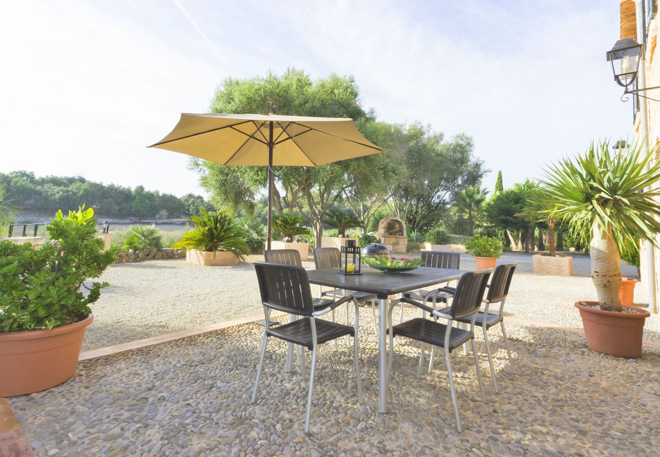 Country house in Llubi - Son Burguet spectacular traditional finca, with private swimming pool, large garden, terrace and barbecue.
