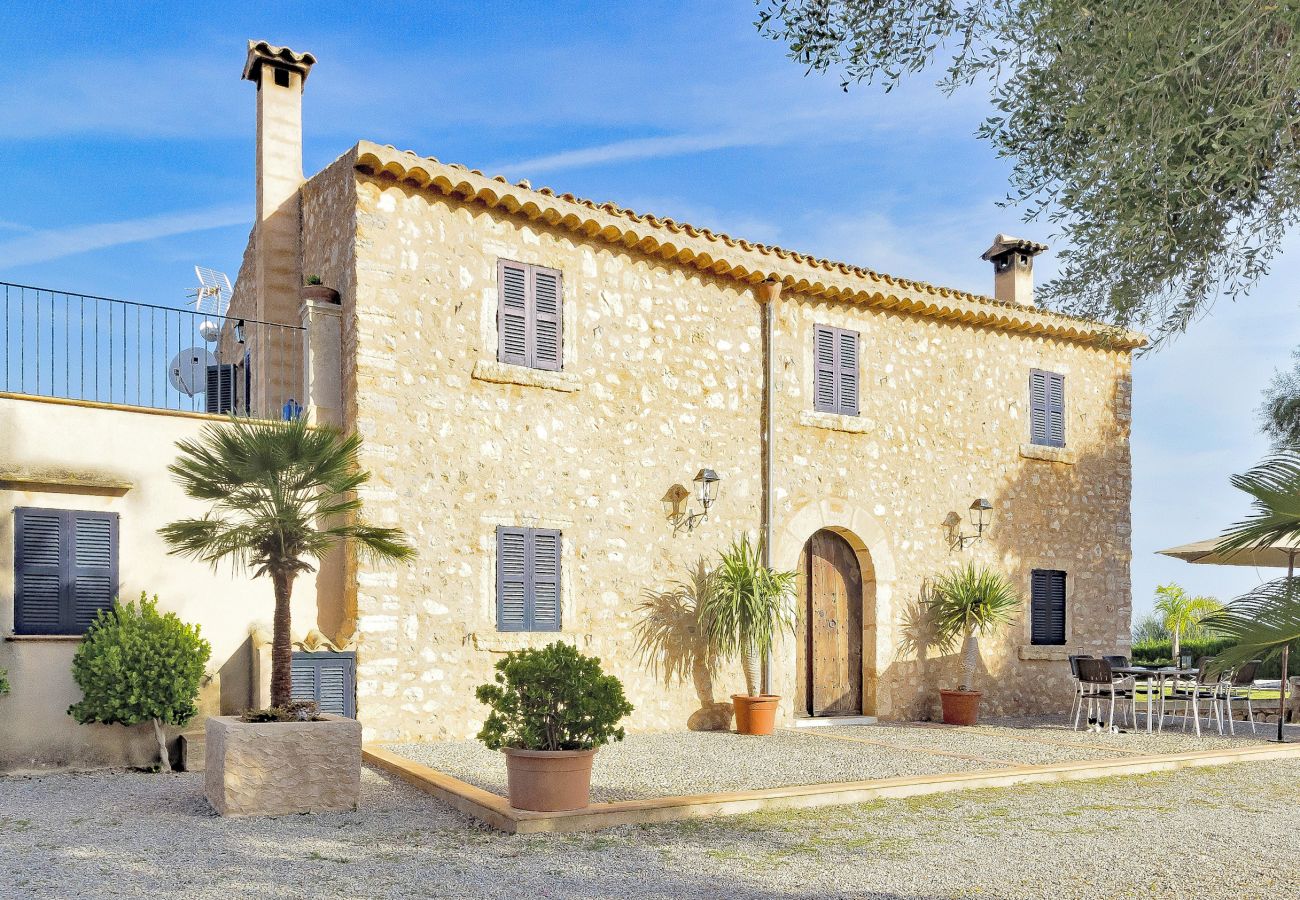Country house in Llubi - Son Burguet spectacular traditional finca, with private swimming pool, large garden, terrace and barbecue.
