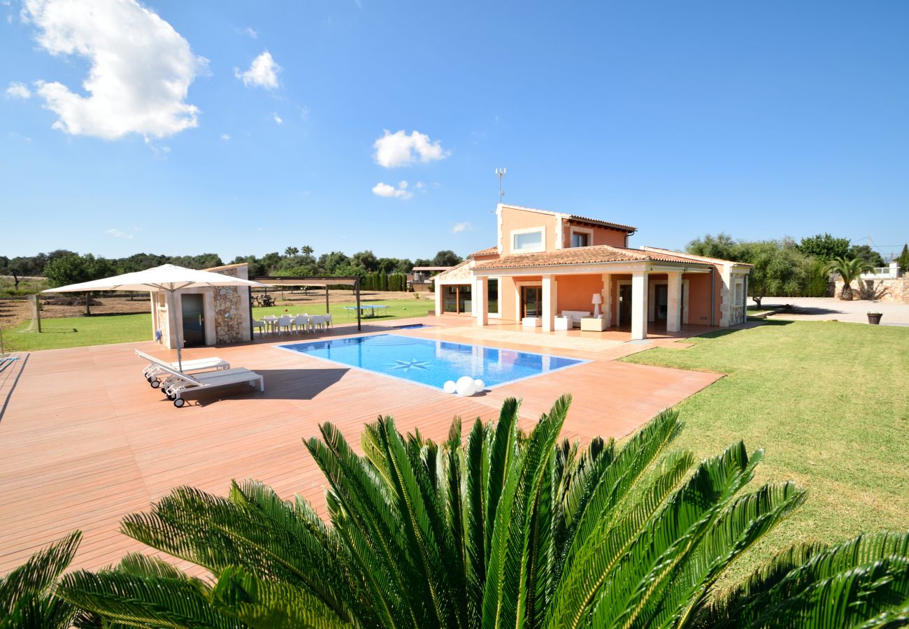 Finca with garden and swimming pool for rent in Majorca