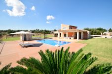 Finca with garden and swimming pool for rent in Majorca