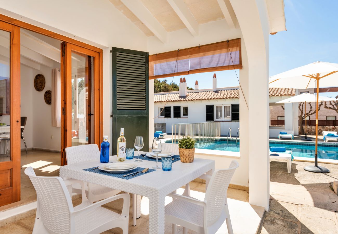 Outdoor terrace to enjoy the good weather in Menorca, next to the Calan Brut swimming pool.