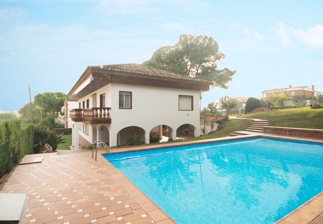 Villa in Calafell - R1 Great 6 bedroom house with pool, tennis and garden