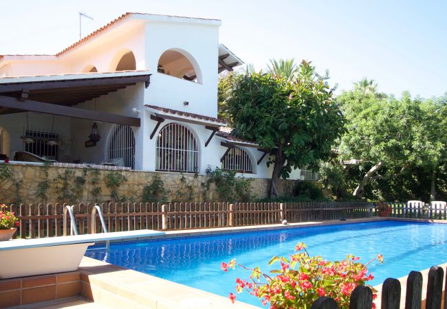 Villa/Dettached house in Roda de Barà - R44 Magnificent villa for 12 with large garden and pool 600 m from the beach