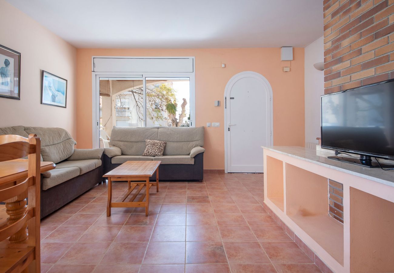 Townhouse in Calafell - R22-1 Terraced house with AC and garden 100m from the beach