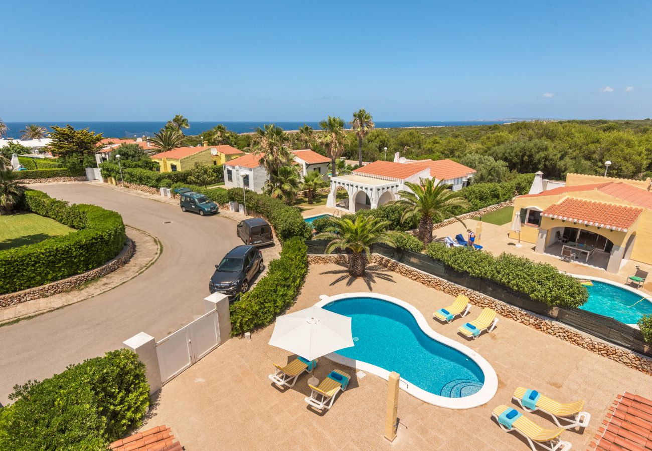The villa Venus is located in a very quiet area of Menorca and close to the beach.