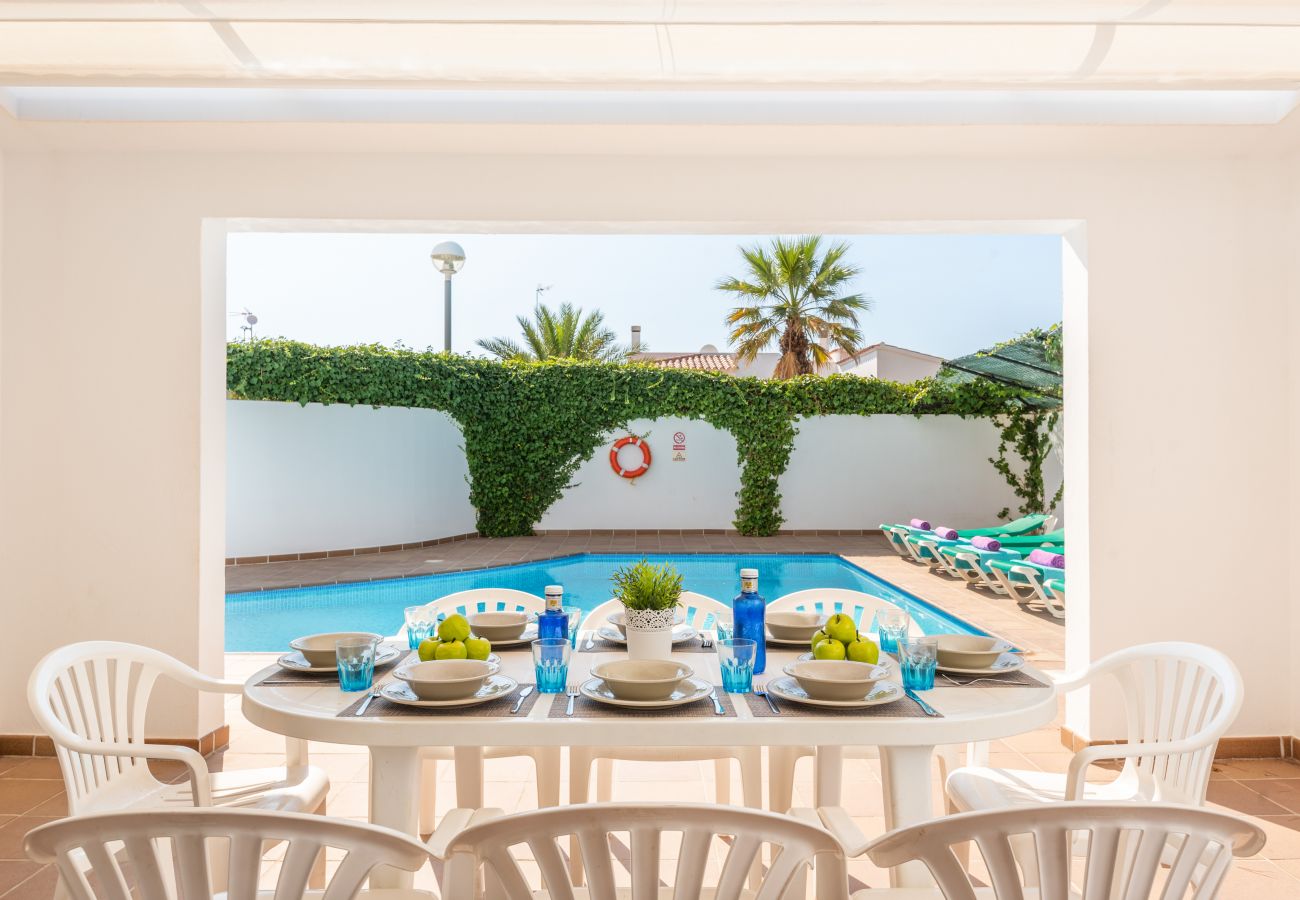 Terrace by the pool with everything you need for a comfortable stay with friends or family.