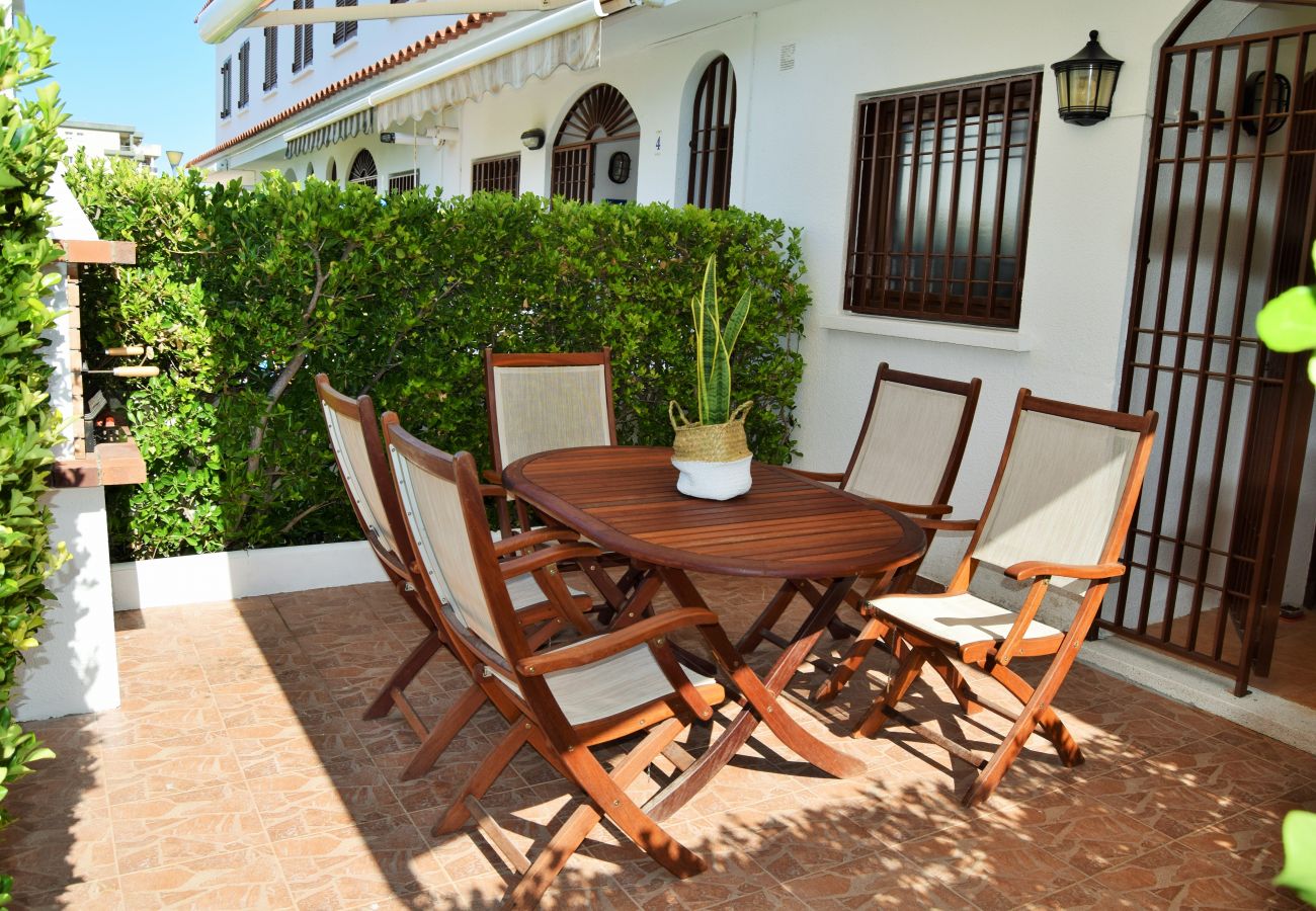 Townhouse in Calafell - R85 Townhouse with 2 pools 50m from the beach