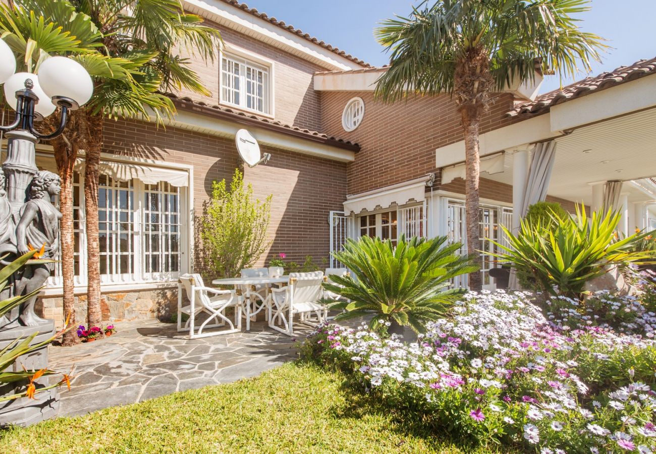 Villa in Calafell - R60 Magnificent house with pool and garden 800m from the Calafell beach
