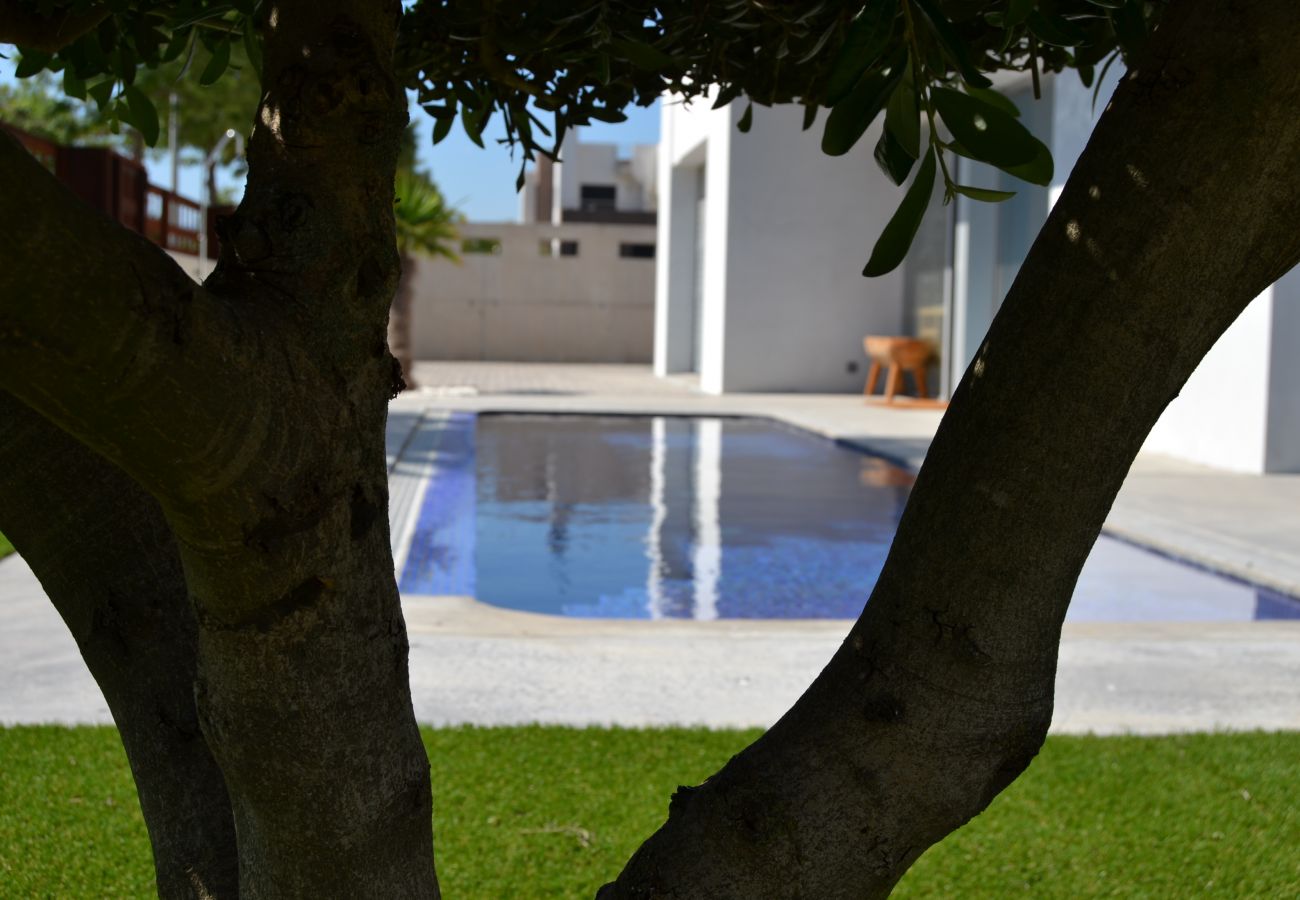 Villa/Dettached house in Cambrils - TH16 Holiday villa rental in Cambrils 50m to the beach