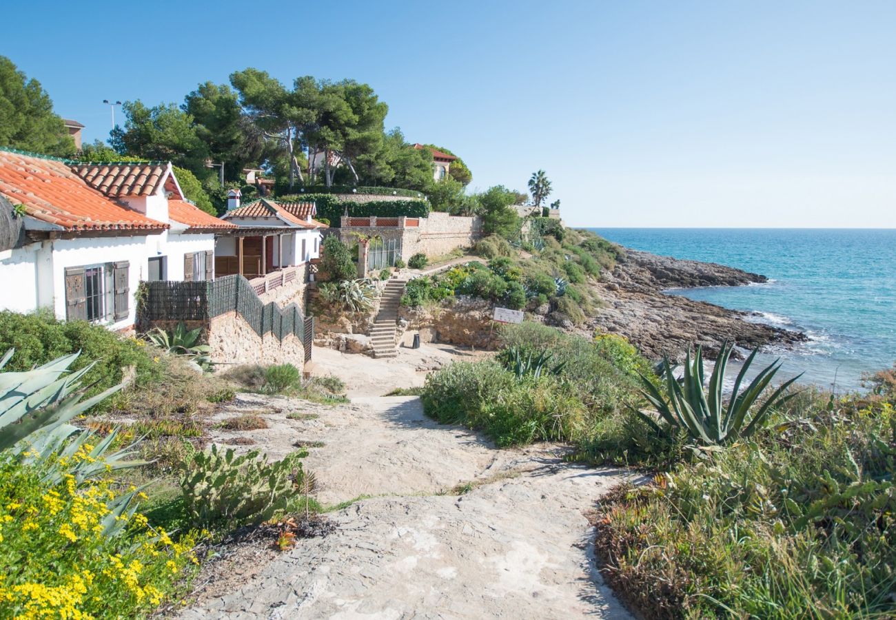 Villa/Dettached house in Tarragona - V32 Unique villa on the first line with access to the semi-private beach