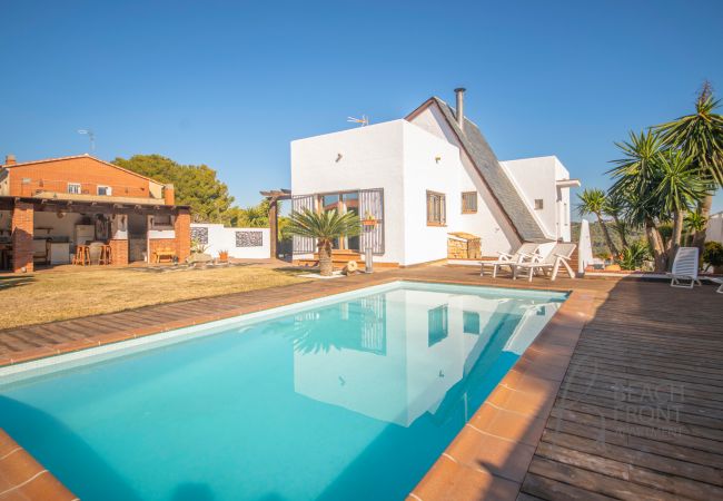 Villa/Dettached house in Calafell - R138 Casa Jessy con gran patio, piscina y AC