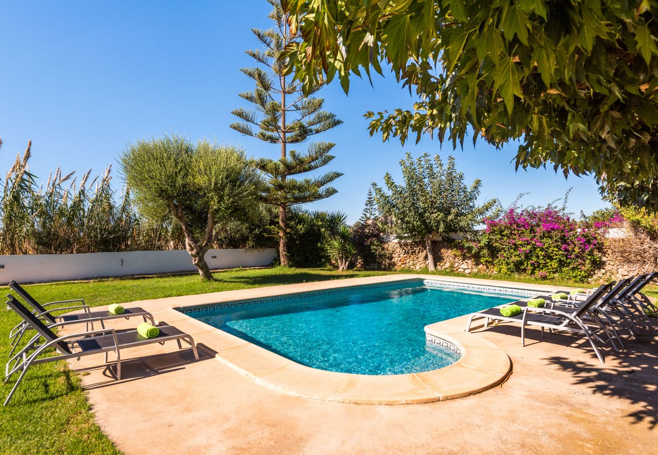 Villa à Ciutadella de Menorca - Villa à la campagne, entouré de fleurs, piscine, barbecue ....