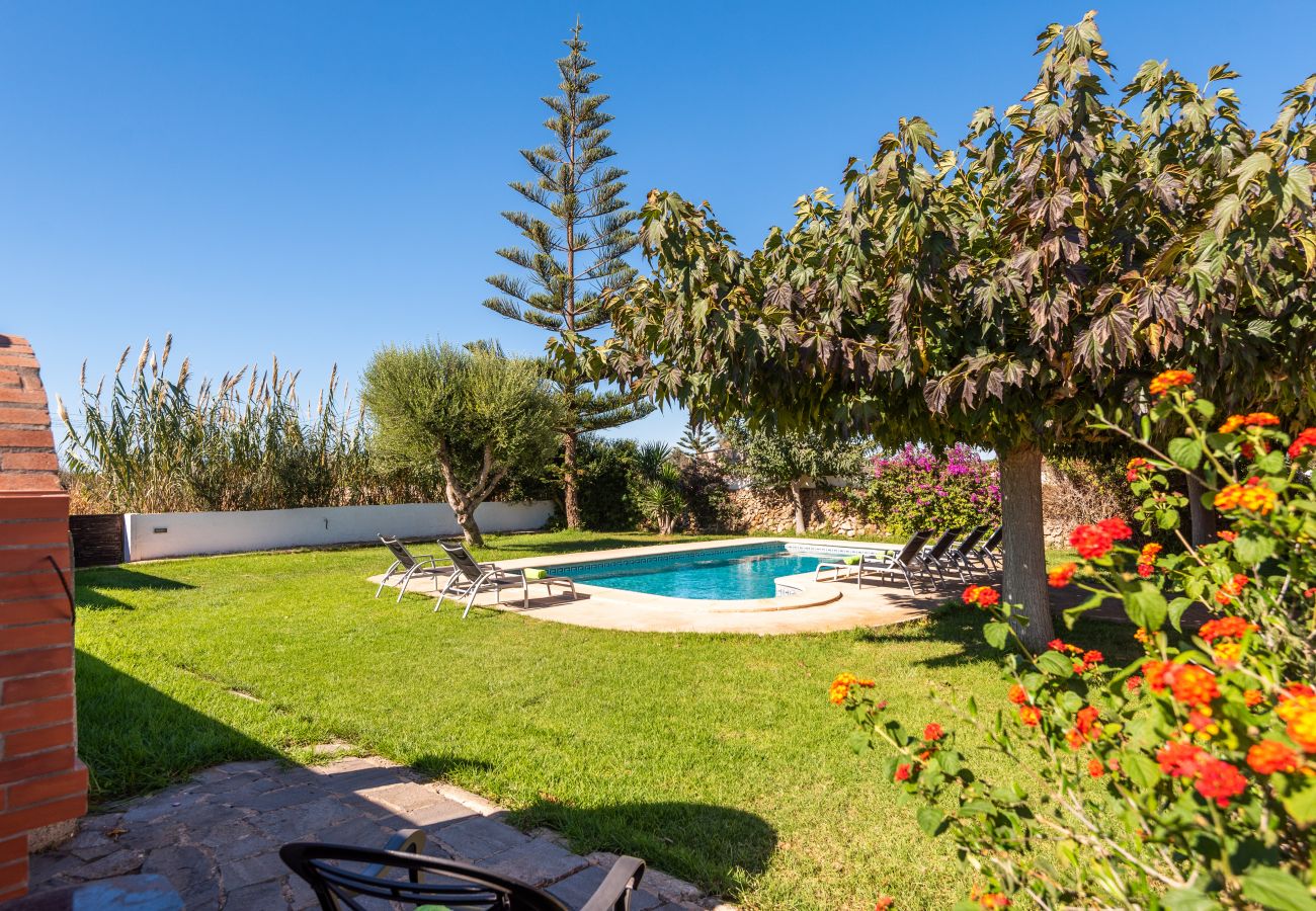 Villa à Ciutadella de Menorca - Villa à la campagne, entouré de fleurs, piscine, barbecue ....