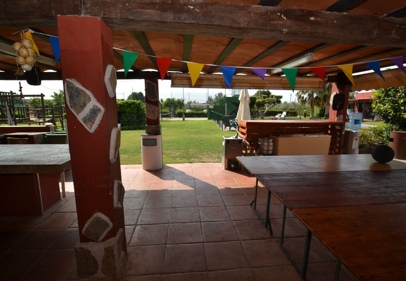 Gîte Rural à Cambrils - Finca Miguel: Propriété privée 30hectares avec piscine,terrasses,parc enfants, pistes sports-Wifi,clim,linge inclus-4km des plages Cambrils et Salou