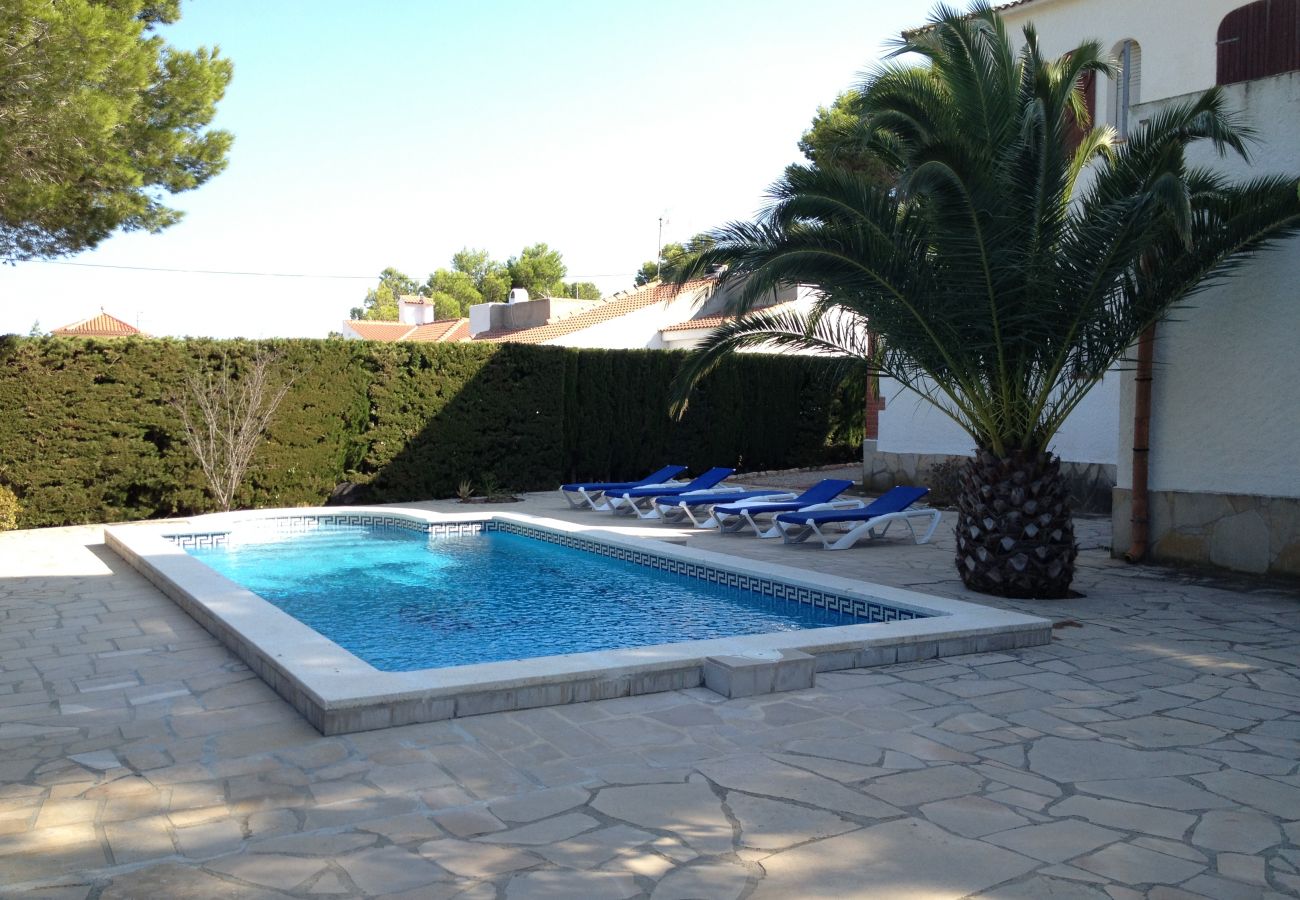 Villa à Ametlla de Mar - Villa Ametlla 5: 5 chambres, grande piscine privée dans jardin avec pins, près des belles plages et criques de Las Tres Calas - Ametlla de Mar