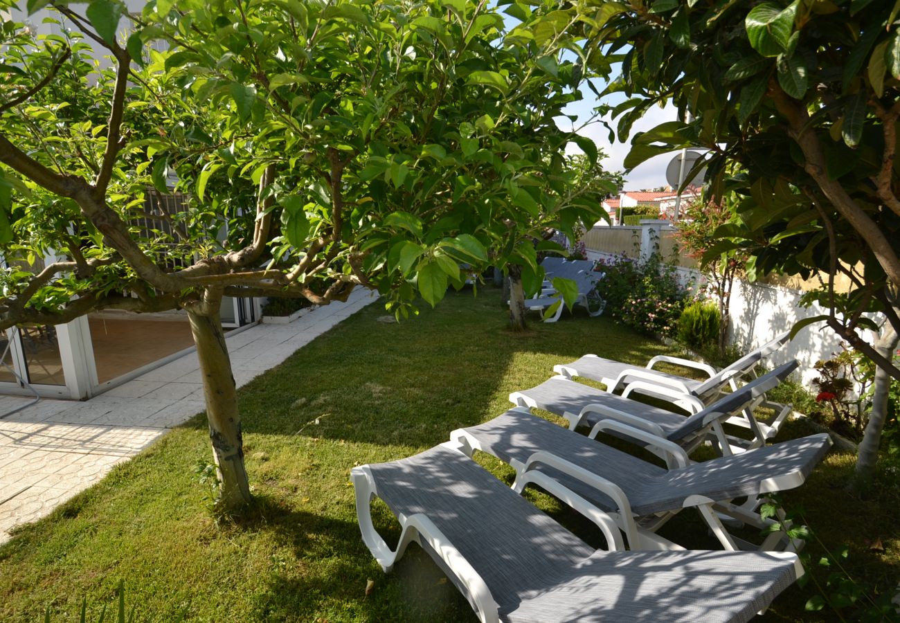Villa à Cambrils - Villa Alicia:Climatisée-Jardin privé-240m plage et promenade Cambrils-Wifi,linge,Pk inclus