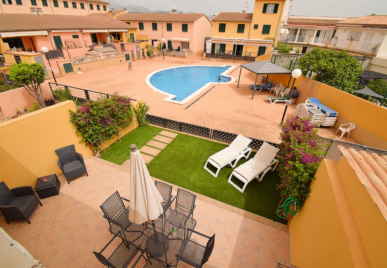 Photo piscine avec terrasse et jardins pour les vacances
