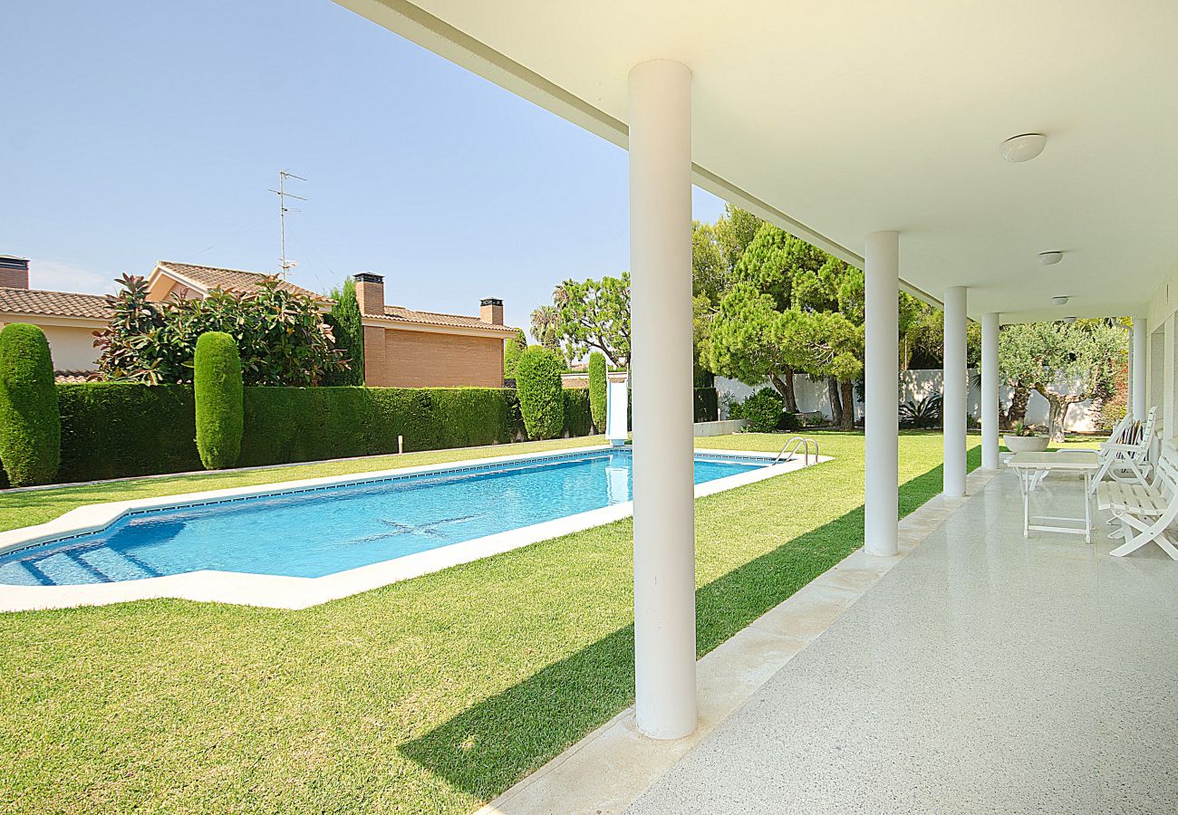 Villa à Calafell - R11 Villa pour 8 personnes avec grand jardin et piscine