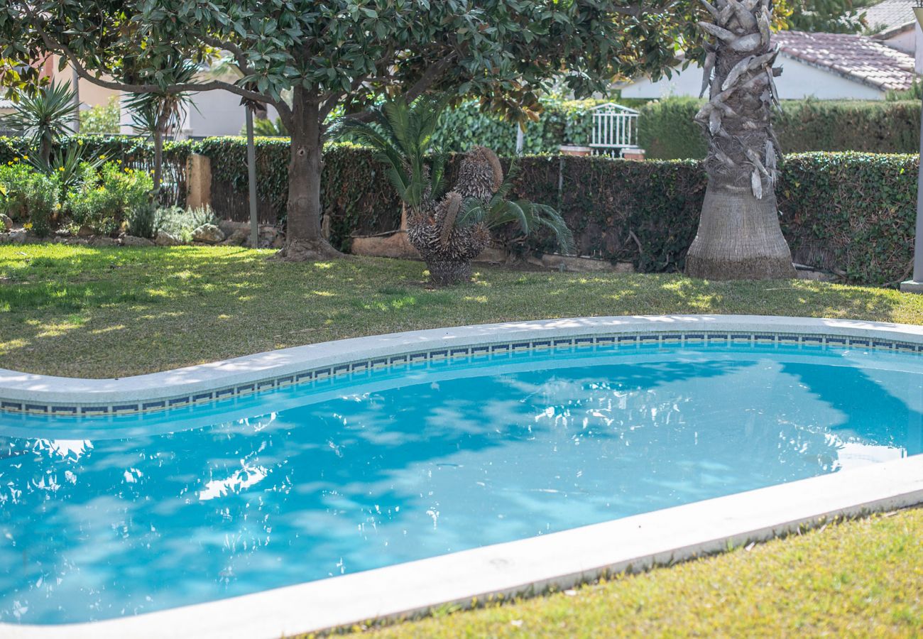 Villa à Segur de Calafell - R84 Villa avec piscine, tennis et jardin à 1 km de la plage
