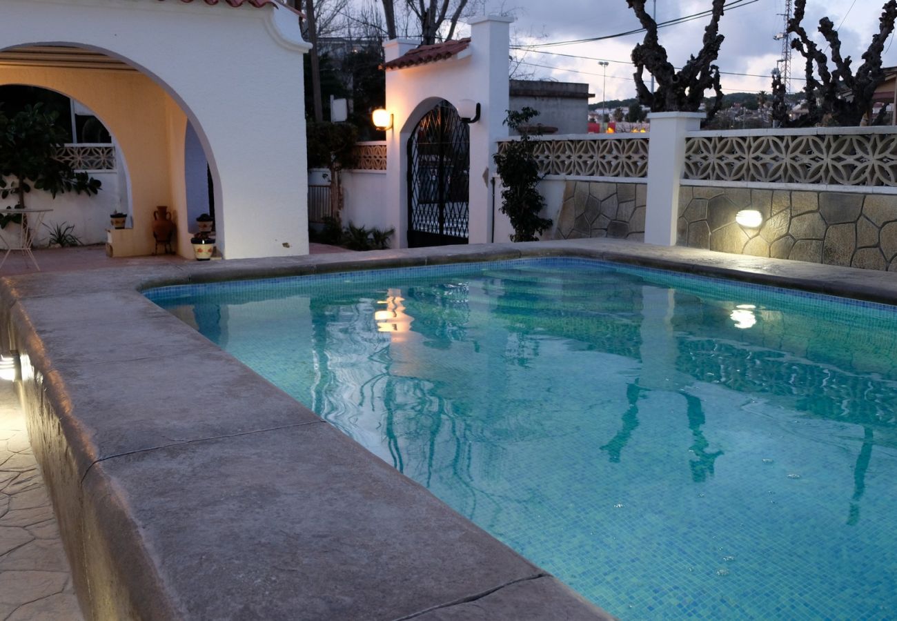 Villa à Calafell - R94 Maison spacieuse au rez-de-chaussée avec piscine à 50 m de la plage de Calafell