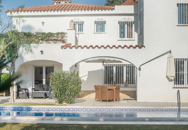 Villa à Cambrils - TH11 Une belle maison entourée d'un beau jardin sur la plage d'Ardiaca.