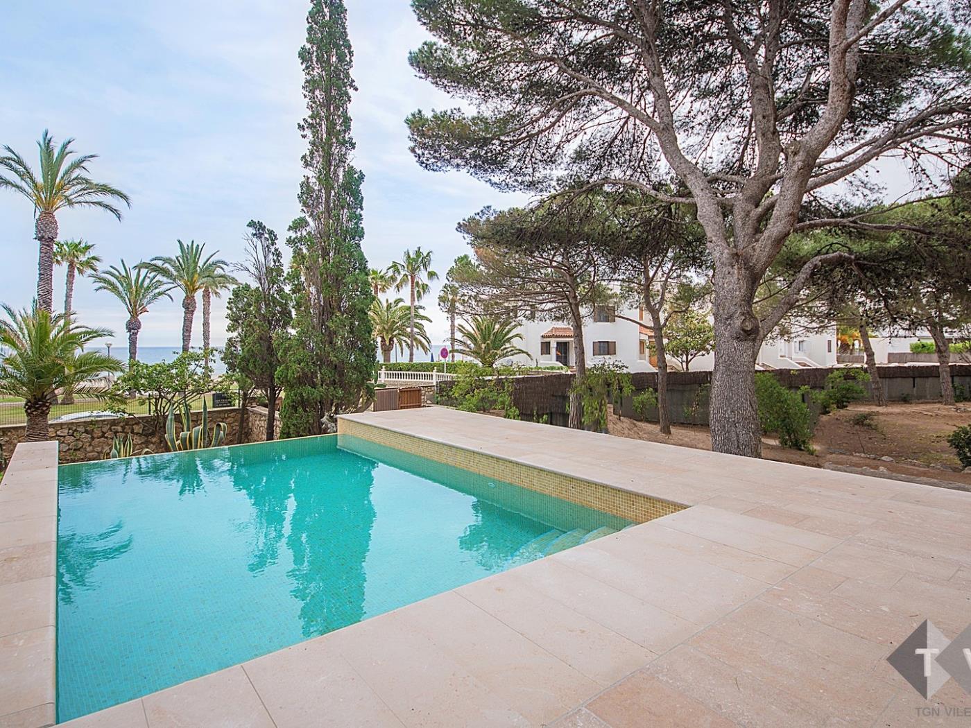 image TH06 Villa · Miami Platja · 6 dormitorios · 12 camas · 4 baños 46