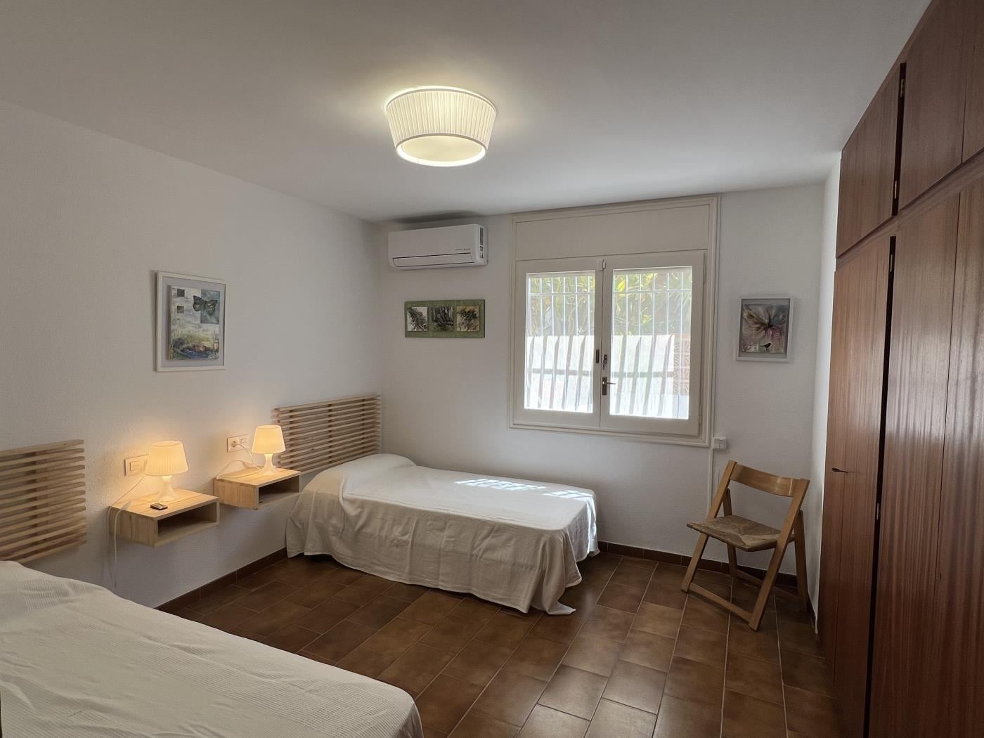 image th128 Villa · Tarragona · 4 dormitorios · 5 camas · 4 baños 8