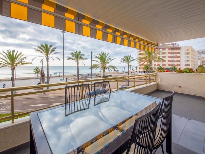 R114 Apartament Beachfront Ca la Laura