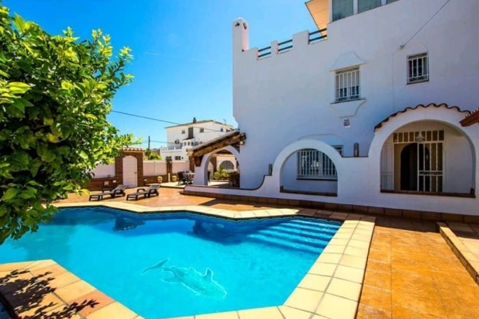 R116 Villa con piscina en Cunit