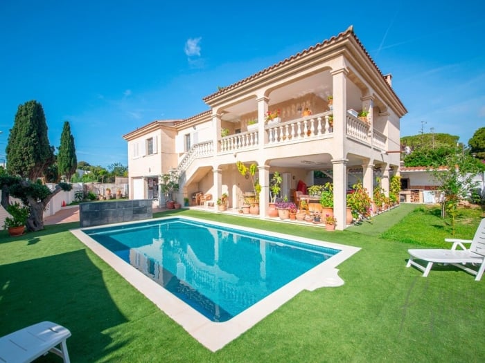 R153 Villa con Piscina en Coma-ruga