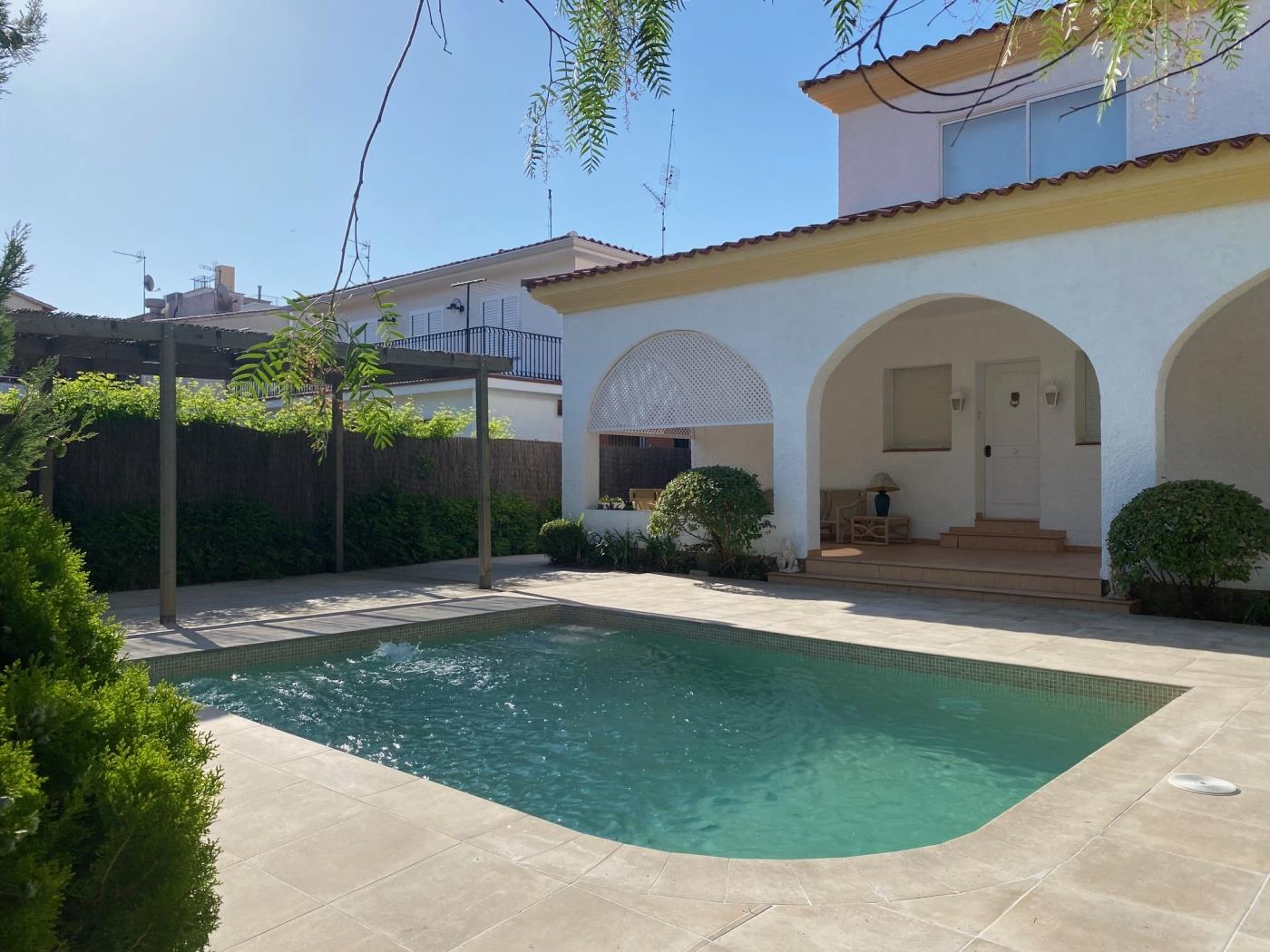 image R5 Casa Coma ruga con piscina y parking 1