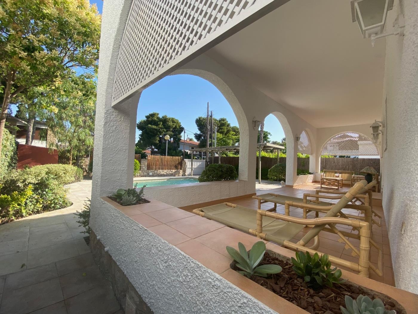 image R5 Casa Coma ruga con piscina y parking 2