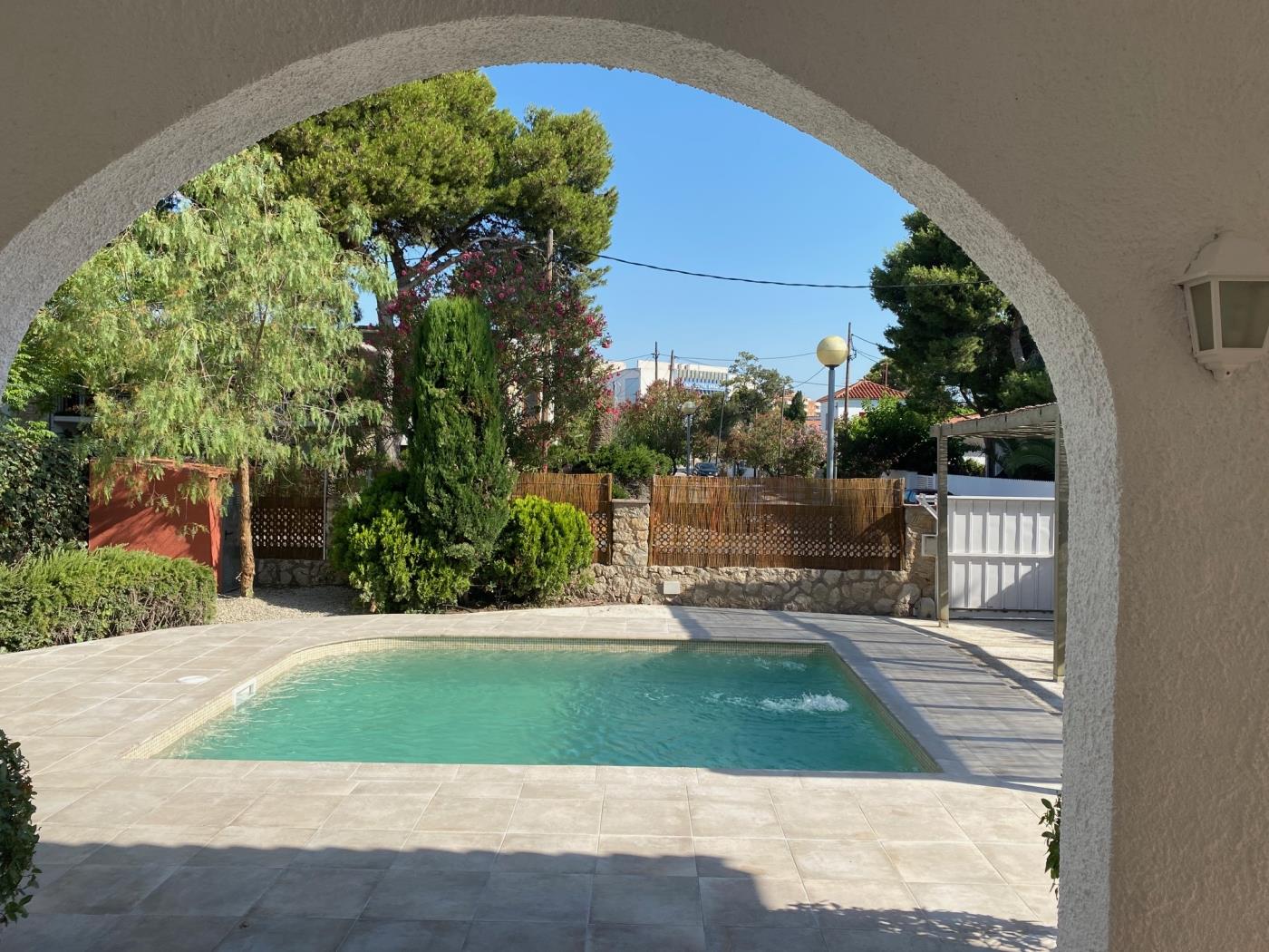 image R5 Casa Coma ruga con piscina y parking 39