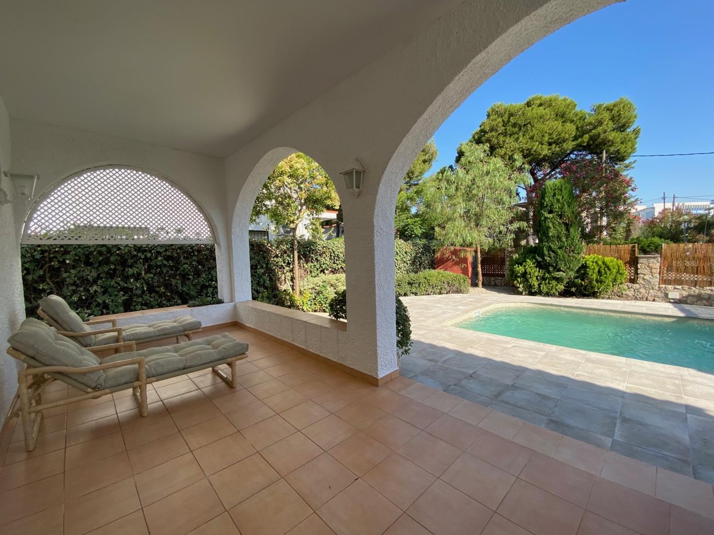 image R5 Casa Coma ruga con piscina y parking 40