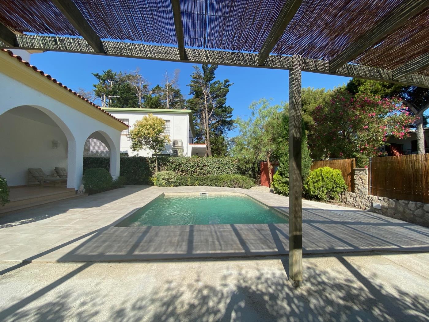 image R5 Casa Coma ruga con piscina y parking 4